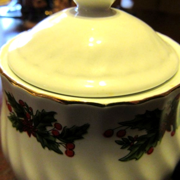 🎄 Vintage Christmas Holly Berries 24K Gold Trim Sugar & Creamer Set - Picture 10 of 16